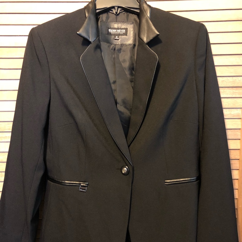 Modern suit jacket. - Picture 2 of 4